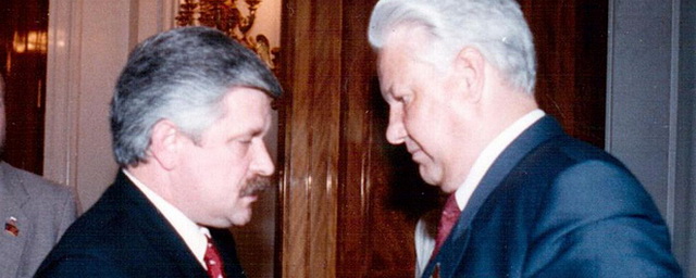 Руцкой рассказал, как Ельцин пытался сбежать в посольство США
